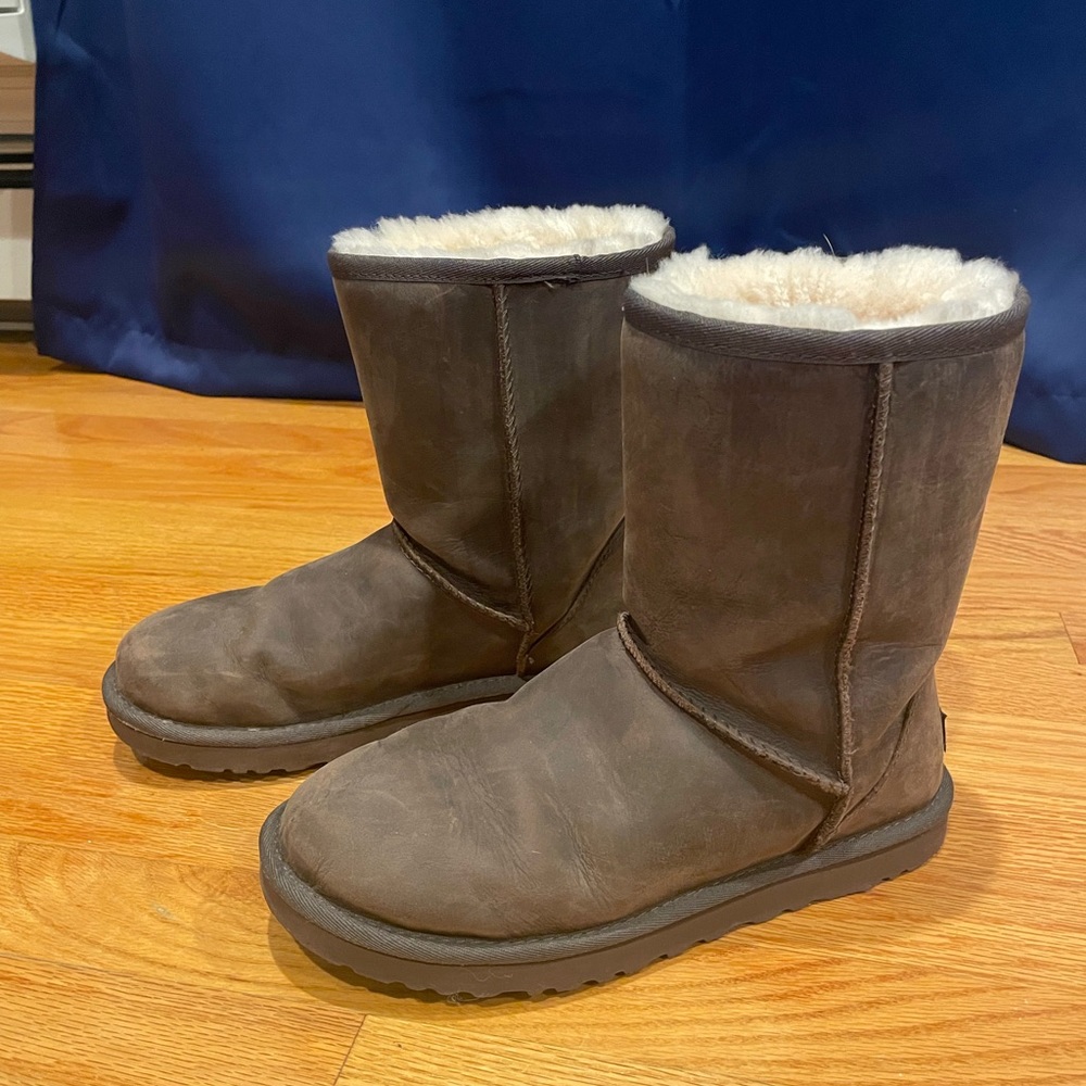 Ugg Brown Leather Classic Short Boot womens size 8 lightly worn